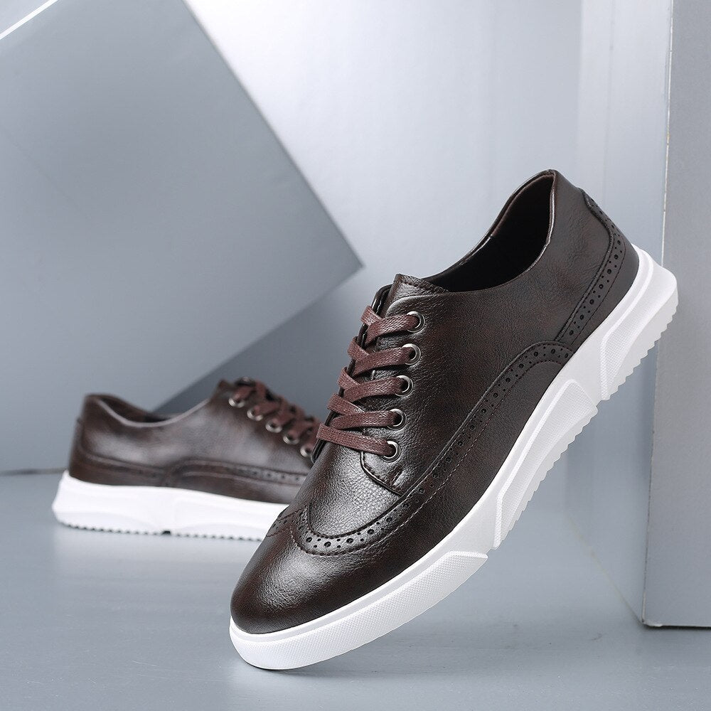 Chaussures décontractées de différentes couleurs