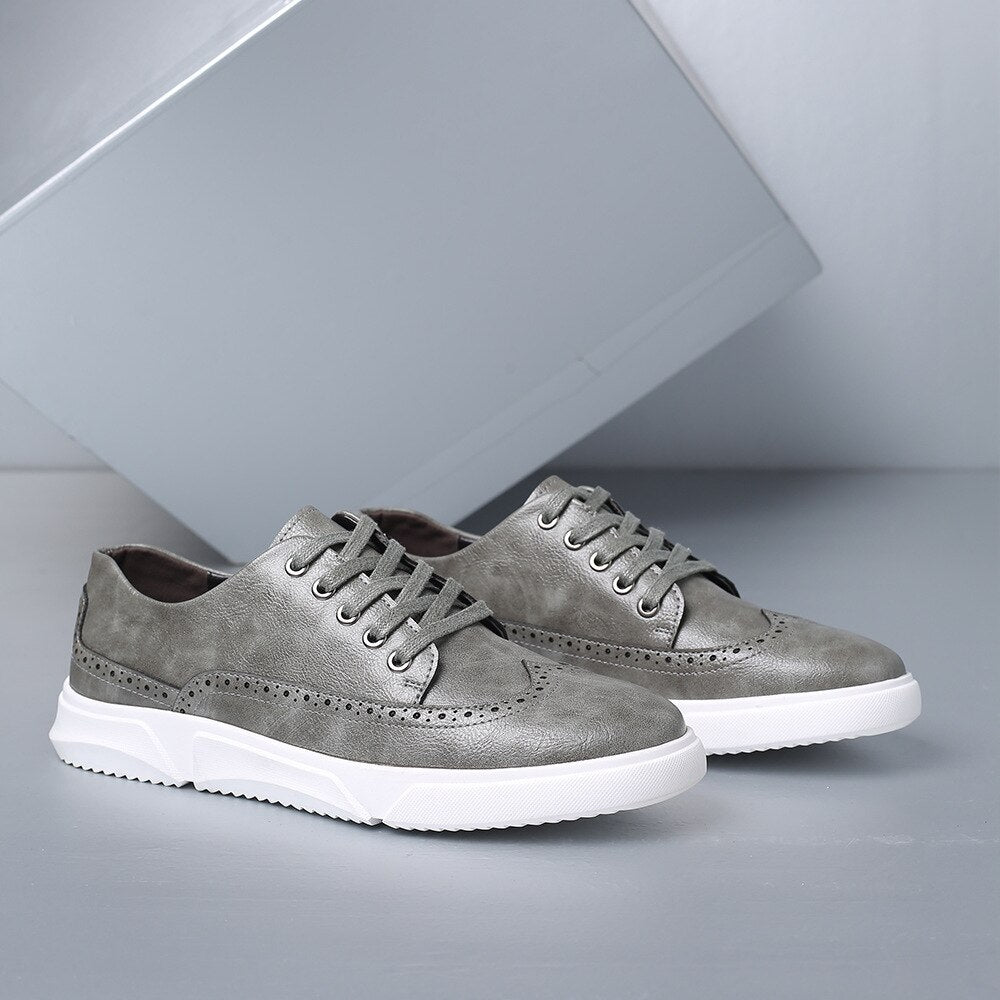 Chaussures décontractées de différentes couleurs